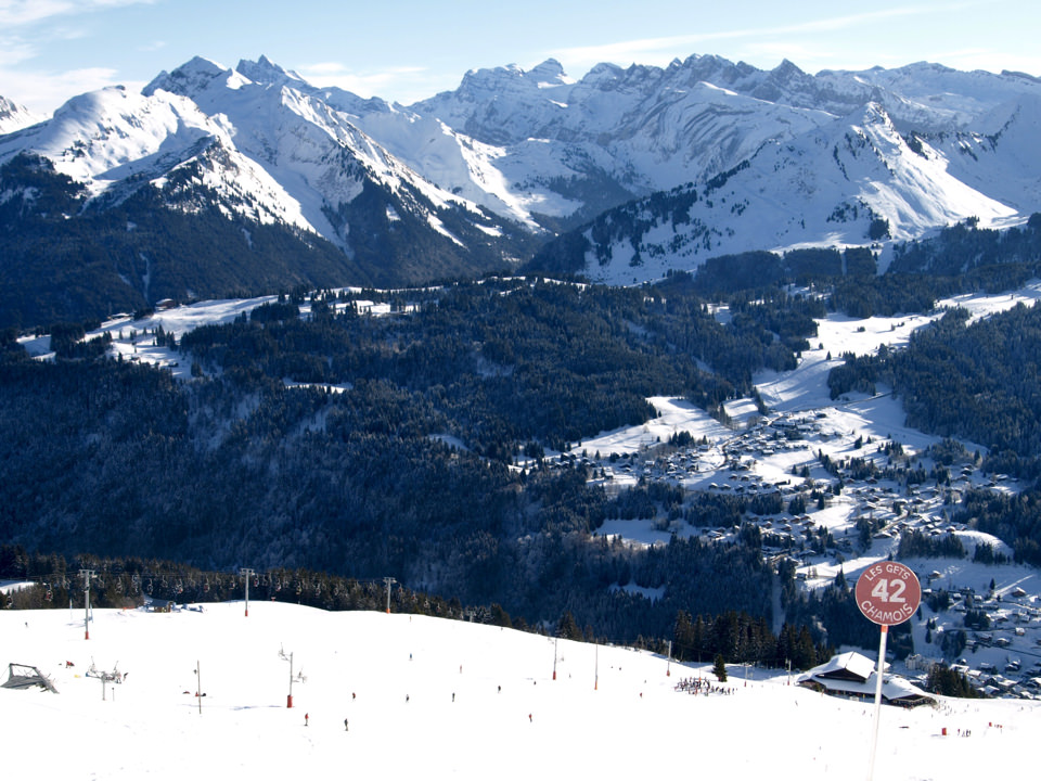 Les Gets has plenty of red and black runs for advanced skiers